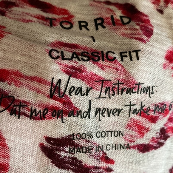 NEW torrid lips V neck top - Picture 5 of 8